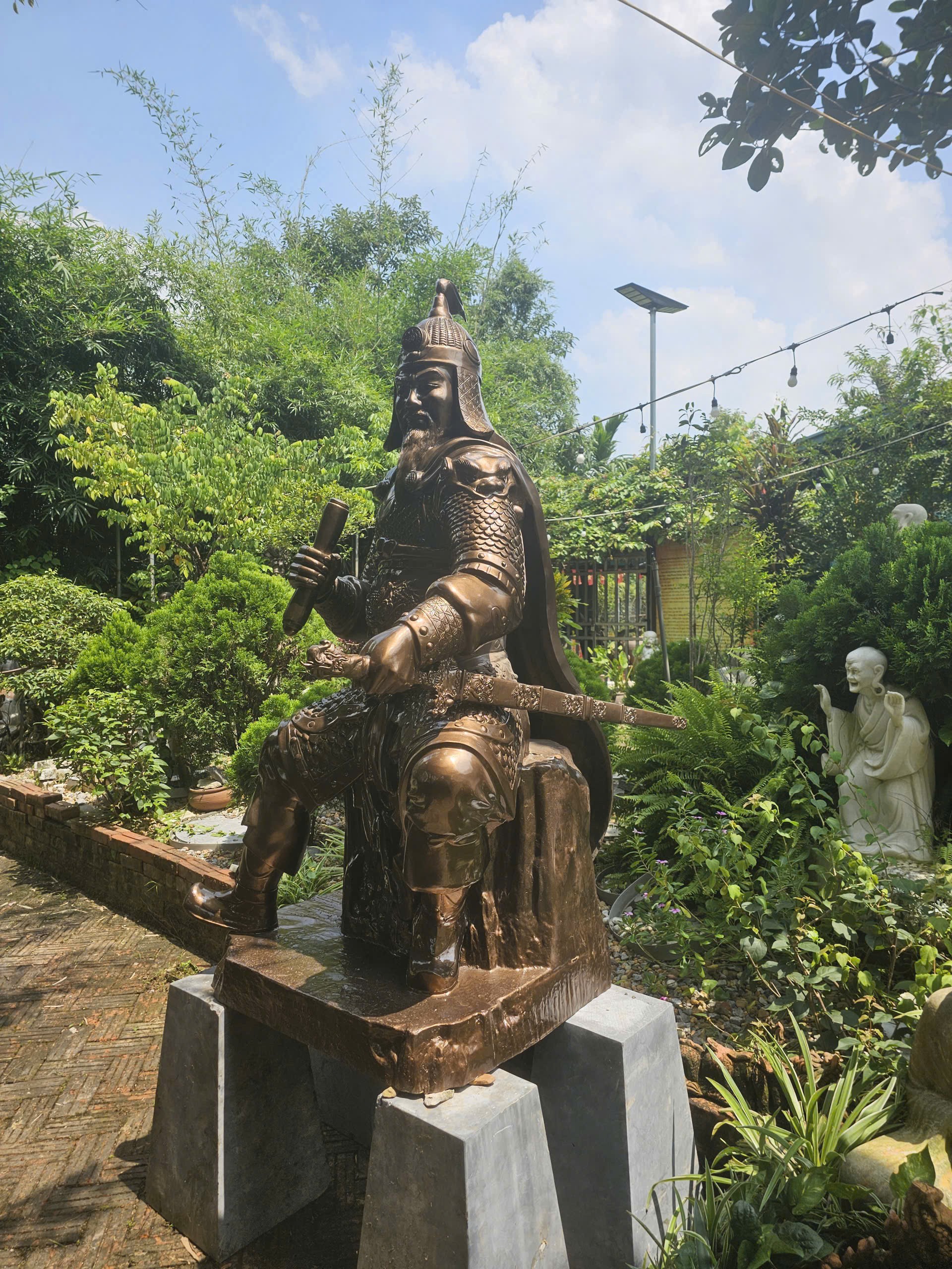 nghe-nhan-pham-trong-tuan-lap-ky-luc-viet-nam-voi-43-pho-tuong-dong-baodulich-1-1790679277.jpg