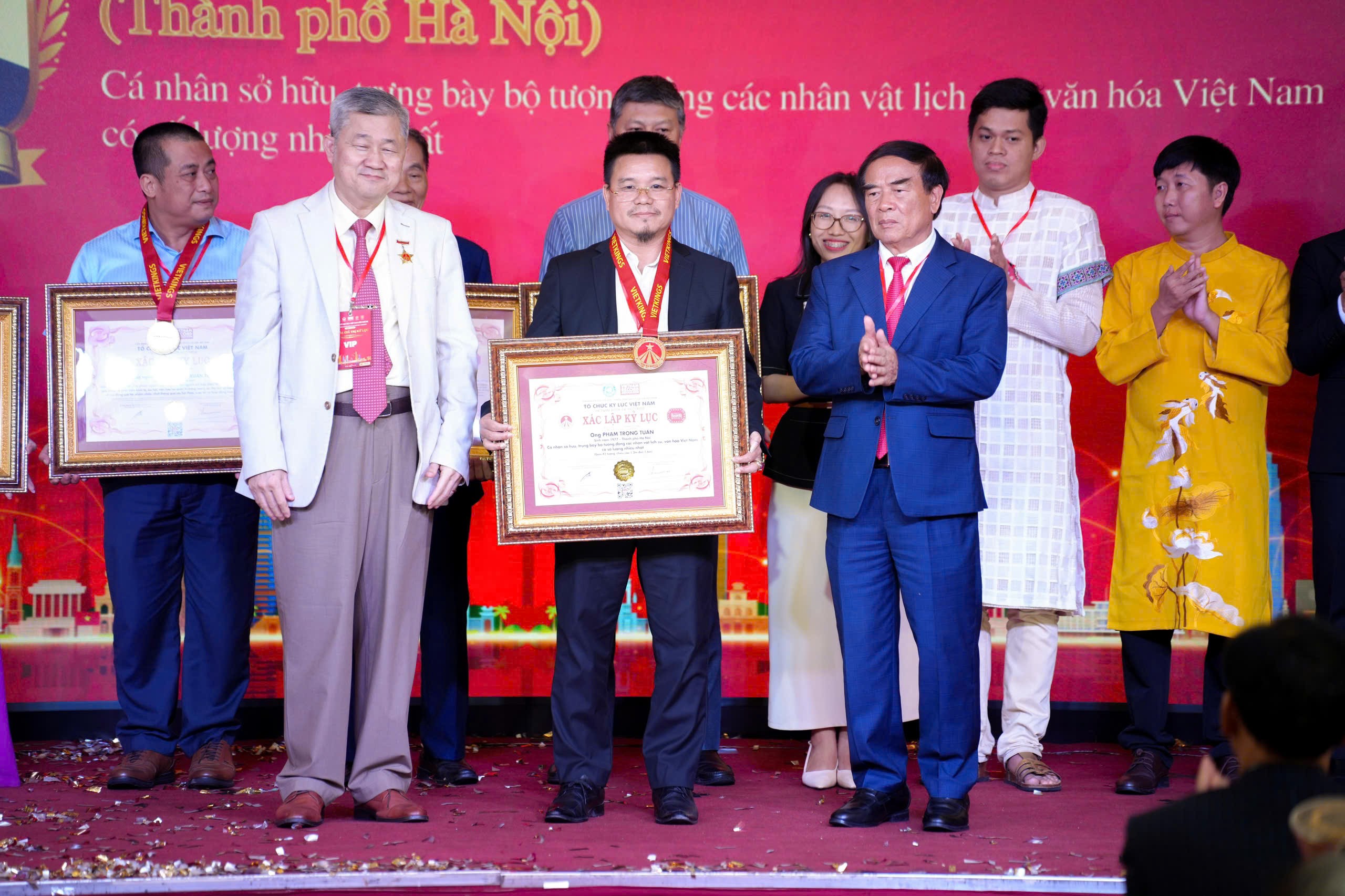 nghe-nhan-pham-trong-tuan-lap-ky-luc-viet-nam-voi-43-pho-tuong-dong-baodulich-2-1790679277.jpg