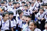 Mỗi mùa khai giảng bớt một nỗi lo: Sách giáo khoa giảm giá sâu, học sinh sắp được dùng miễn phí