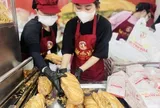 VIDEO: Khách Tây mê mẩn Lễ hội bánh mì Việt Nam, kiên nhẫn xếp hàng giữa dòng người đông đúc