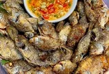 Chiên cá đừng chỉ dùng dầu ăn: Thả thêm một mẩu này vào chảo, cá giòn rụm, không bắn dầu mà lại thơm "gây nghiện"