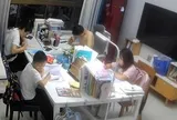 Cảnh tượng lúc 8h tối trong phòng khách một gia đình gây tranh cãi