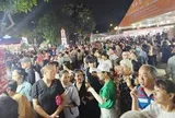 Hình ảnh ùn ùn đi thưởng thức bánh mì tại lễ hội ở trung tâm TPHCM tối 23-4