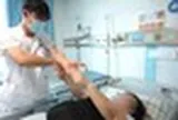 Người phụ nữ 30 tuổi bỗng bị đột quỵ giữa đêm dù chỉ số sức khỏe cực đẹp, tất cả là vì 1 thói quen uống nước kéo dài suốt nhiều năm