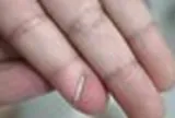 Đưa con lên công ty, chỉ vài giây mải làm mẹ "hồn bay phách lạc" khi thấy con tự dập ghim vào tay!