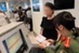 Nhiều ngày trước, một hành khách mang quốc tịch Trung Quốc bị chặn lại ở cửa khẩu sân bay Nội Bài