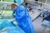 Bác sĩ TP.HCM nghẹn lòng trước tâm nguyện mang theo đôi dép của 1 người mẹ trước lúc qua đời: "Tôi có viết vào cuốn hồi kí Covid, nhưng chưa bao giờ đọc lần 2…”