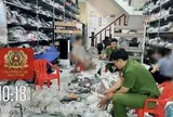 Công an liên tiếp kiểm tra nhiều cơ sở kinh doanh giày dép, tạp hóa