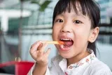 Trẻ thông minh hay không, chỉ cần nhìn cách ăn là biết: 6 chi tiết nhỏ tiết lộ mức độ phát triển não bộ