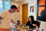 Chi tiết "lạ" trong bức ảnh ăn cơm của Chu Châu khiến dân mạng xuýt xoa khen: Cả nhà hạnh phúc, khéo dạy con!