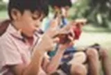 Bố mẹ đừng dùng cưỡng chế tịch thu, đây là 6 cách giúp trẻ "cai" điện thoại hiệu quả