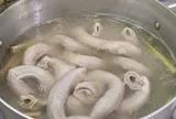 Vì sao nên thêm một chút giấm vào nồi khi luộc lòng lợn? Nhiều người ước biết sớm hơn