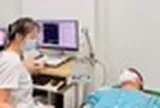 Hít 50 quả bóng cười mỗi ngày, nam thanh niên yếu dần tứ chi