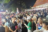 Hình ảnh ùn ùn đi thưởng thức bánh mì tại lễ hội ở trung tâm TPHCM tối 23-4