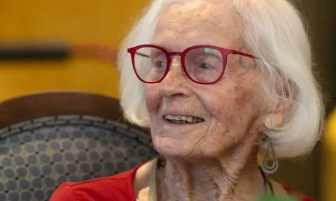4 bí quyết sống thọ của cụ bà 102 tuổi, ở tuổi 86 vẫn chơi golf như "dân chuyên"