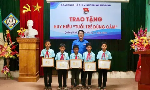 Trao Huy hiệu Tuổi trẻ dũng cảm cho nhóm học sinh cứu sống 2 em nhỏ