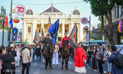 Hàng trăm người diễu hành cổ phục trên phố đi bộ Hà Nội