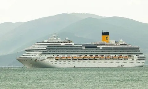 “Lâu đài di động” trên biển chở 2.800 du khách đến Nha Trang