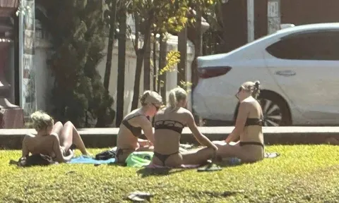 Du khách nước ngoài mặc bikini tắm nắng trước chùa ở Thái Lan gây tranh cãi