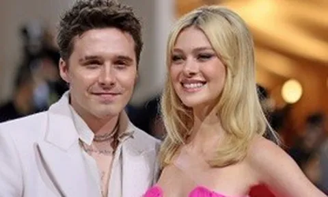 Sau "tối hậu thư" dành cho bố mẹ, Brooklyn Beckham tiếp tục nịnh vợ