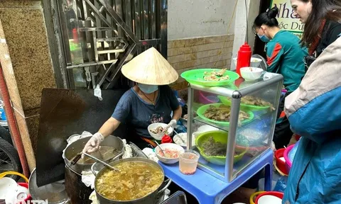 Đi ăn "bún chửi" ở Hà Nội, khách sốc với kiểu bán hàng "ép" mua chỗ