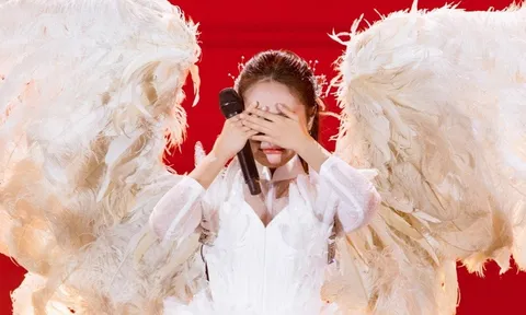 Phương Mỹ Chi bật khóc, được ca sĩ Trung Quốc tặng ngôi sao mang tên mình