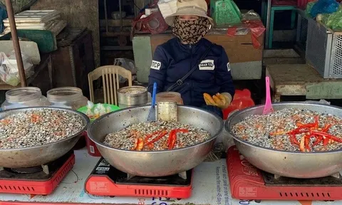 Chi 50.000 đồng mua ốc lạ ở Việt Nam, khách Tây ăn vài tiếng mới xong