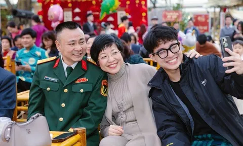 Bức ảnh mẹ con MC Thảo Vân chụp cùng NSND Tự Long gây chú ý