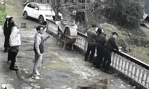 Thực hư vụ nhóm khách đứng gần lan can bỗng rơi xuống hố sụt ở Việt Nam?