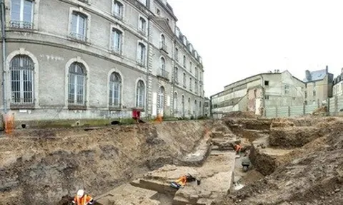 Phát hiện lâu đài 640 tuổi bị chôn vùi ở Pháp khiến giới khảo cổ sửng sốt