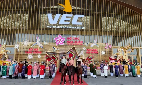 Trình diễn cổ phục Việt tại Hội chợ Mùa Xuân