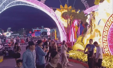 Linh vật ngựa, cua tôm cá xuất hiện trên đường hoa Tết ở Cà Mau