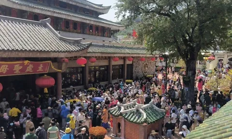 Hàng nghìn người miền Tây chen chân xin lộc ở miếu Bà Chúa Xứ núi Sam