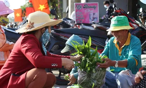 Mùng 1 Tết, người dân đến một trong những phiên chợ độc đáo nhất Việt Nam