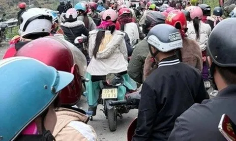 Hà Giang kẹt cứng các điểm nóng, khách hỏi tìm nơi ngủ nhờ trong đêm