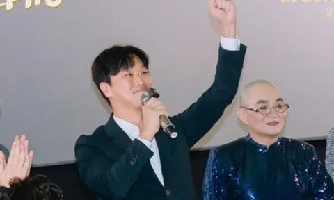 Giám đốc Hàn Quốc lý giải về hành động cúi lạy ở buổi chiếu phim "Mùi phở"