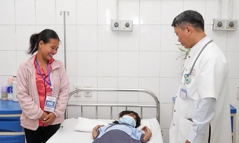 Nghẹt thở cuộc chạy đua ‘giờ vàng’ cứu sống bé gái bị rắn độc cắn khi đang ngủ