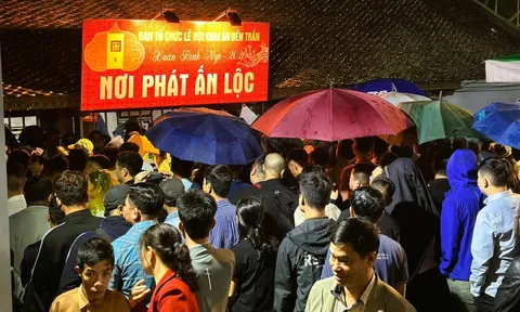 Hàng ngàn người "đội mưa" xuyên đêm chờ xin ấn đền Trần