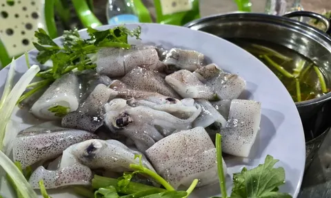 Lẩu mực Đại Lãnh níu chân khách gần xa