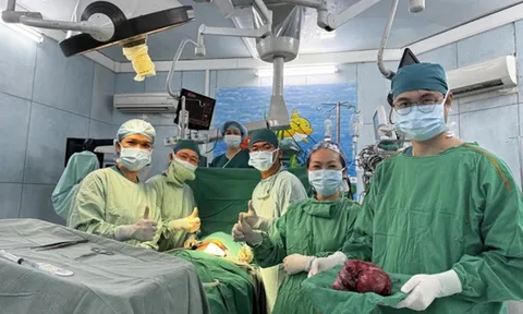 Bé 6 tháng tuổi bụng đột ngột nhô to, bác sĩ sốc khi phát hiện "bí mật" bên trong