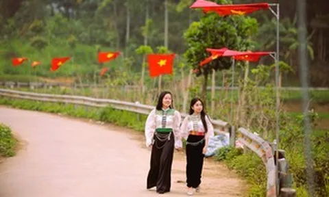 Điểm du lịch nổi tiếng ở Thanh Hóa rực rỡ cờ Tổ quốc trước ngày bầu cử