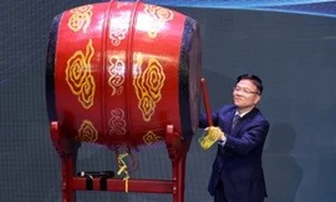 Phó Thủ tướng Lê Thành Long gióng trống mở màn Đêm thơ Nguyên tiêu 'Trước biển lớn'