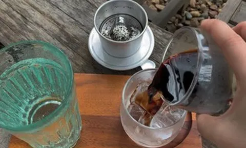 Khi chiếc phin bắt đầu nhỏ giọt