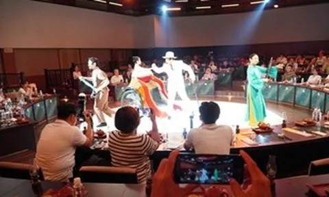 VIDEO: Show nghệ thuật, ẩm thực gần 2 triệu đồng ở trung tâm TPHCM có gì hấp dẫn?