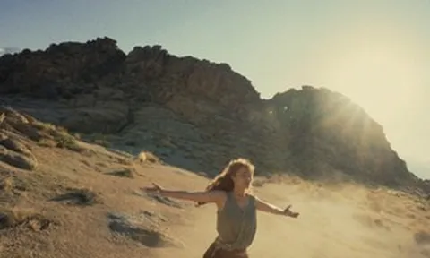 Mặt trời cô độc của Đông Nhi