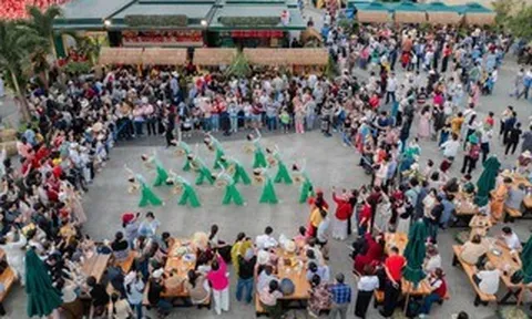 Hàng ngàn người đổ xô lên Núi Bà Đen trong ngày 26-4, không khí lễ hội đang sôi động