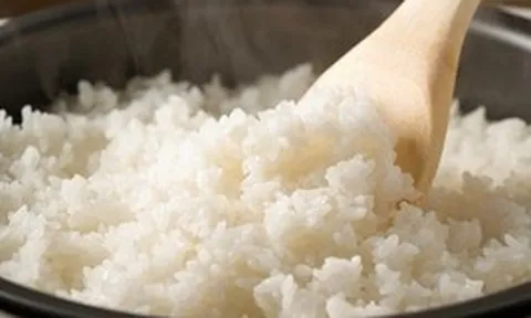 1 mẹo nhỏ giúp cơm nguội mềm xốp như mới nấu, chỉ với một viên đá