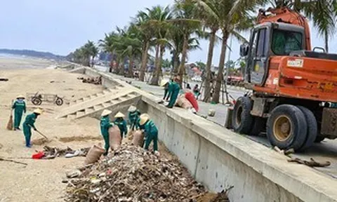 "Bãi chông" ở bãi biển nổi tiếng Thanh Hóa đang được dọn dẹp