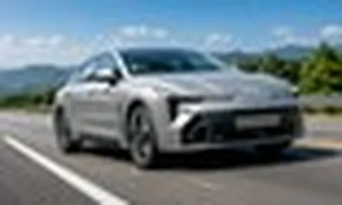 Kia K5 mới lộ cấu hình: Thêm máy tăng áp hybrid, dẫn động E-AWD, có sạc ngược V2L như xe điện