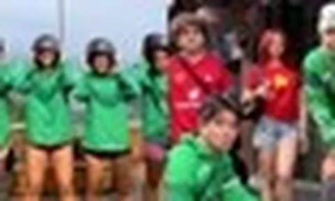 Khách Tây thi nhau lùng mua áo Grab làm đồ lưu niệm, khao khát hóa thân thành người bản địa